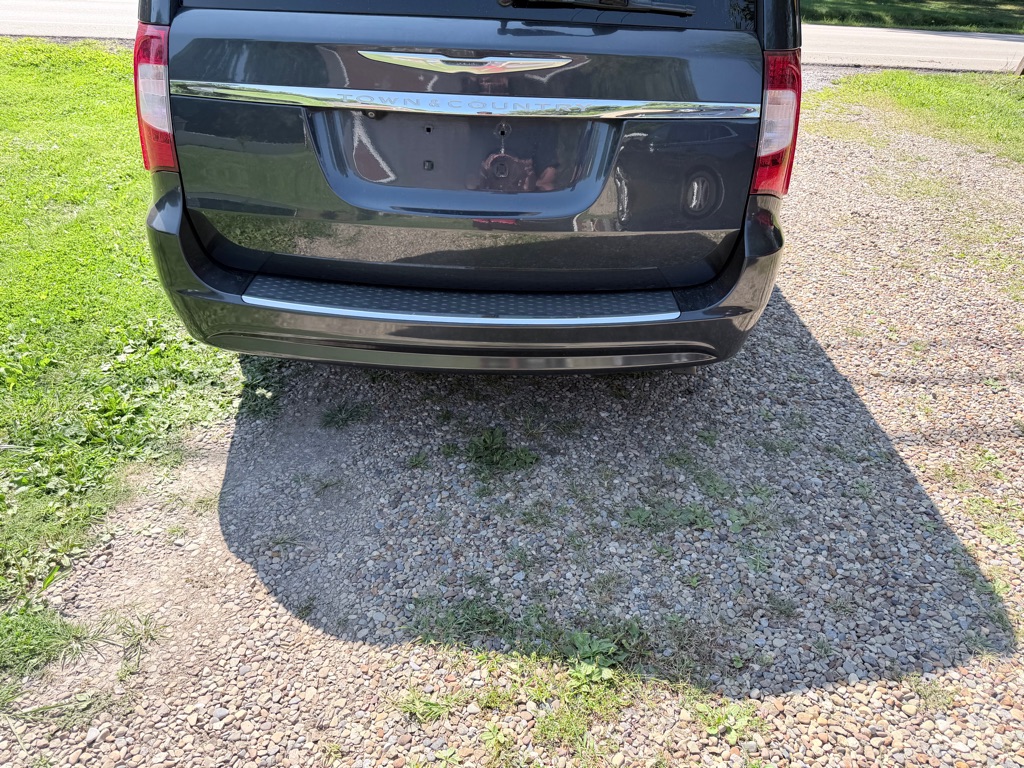 Photo 6 of this CHRYSLER TOWN & COUNTRY