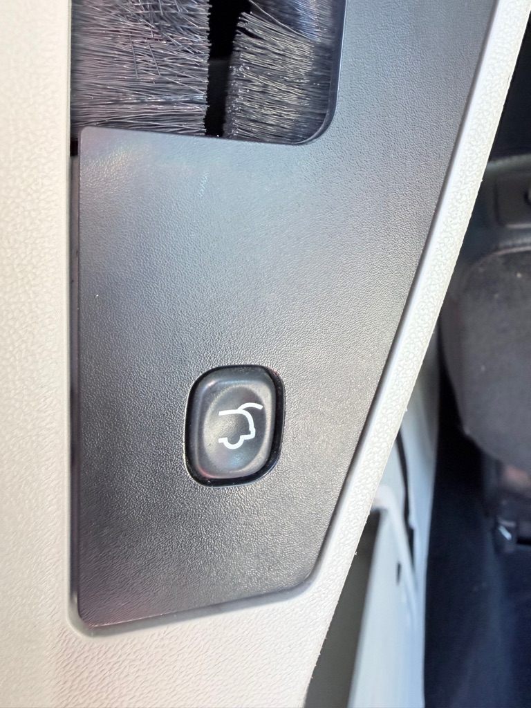 Photo 23 of this CHRYSLER TOWN & COUNTRY