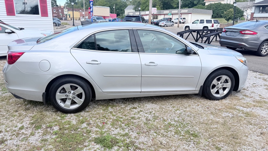 Photo 4 of this CHEVROLET MALIBU