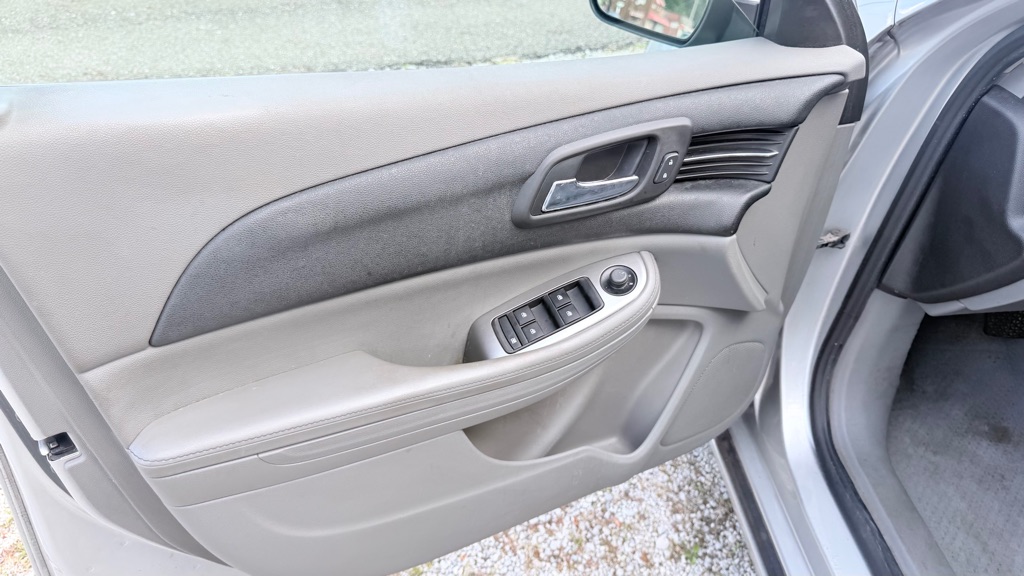 Photo 10 of this CHEVROLET MALIBU