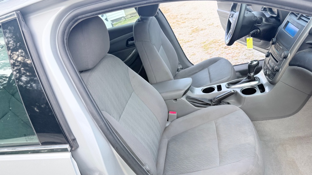 Photo 14 of this CHEVROLET MALIBU