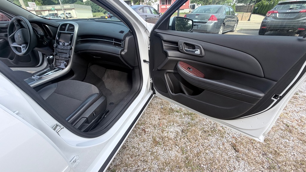 Photo 14 of this CHEVROLET MALIBU