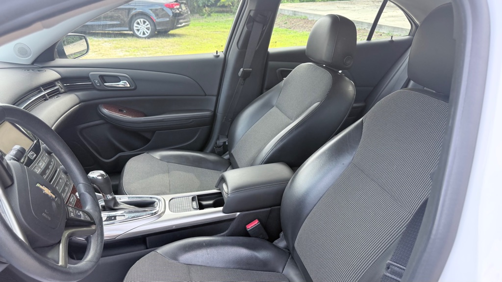 Photo 9 of this CHEVROLET MALIBU