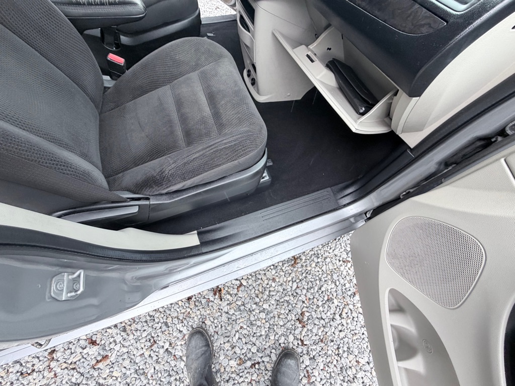 Photo 21 of this DODGE GRAND CARAVAN