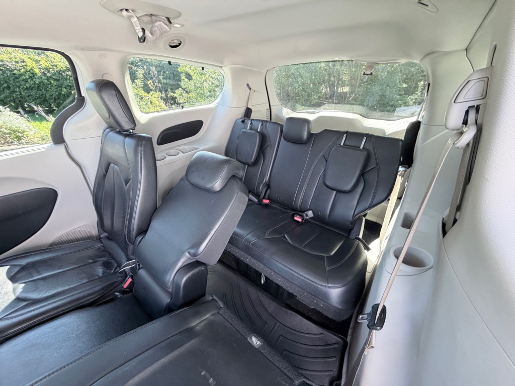 Photo 16 of this CHRYSLER PACIFICA