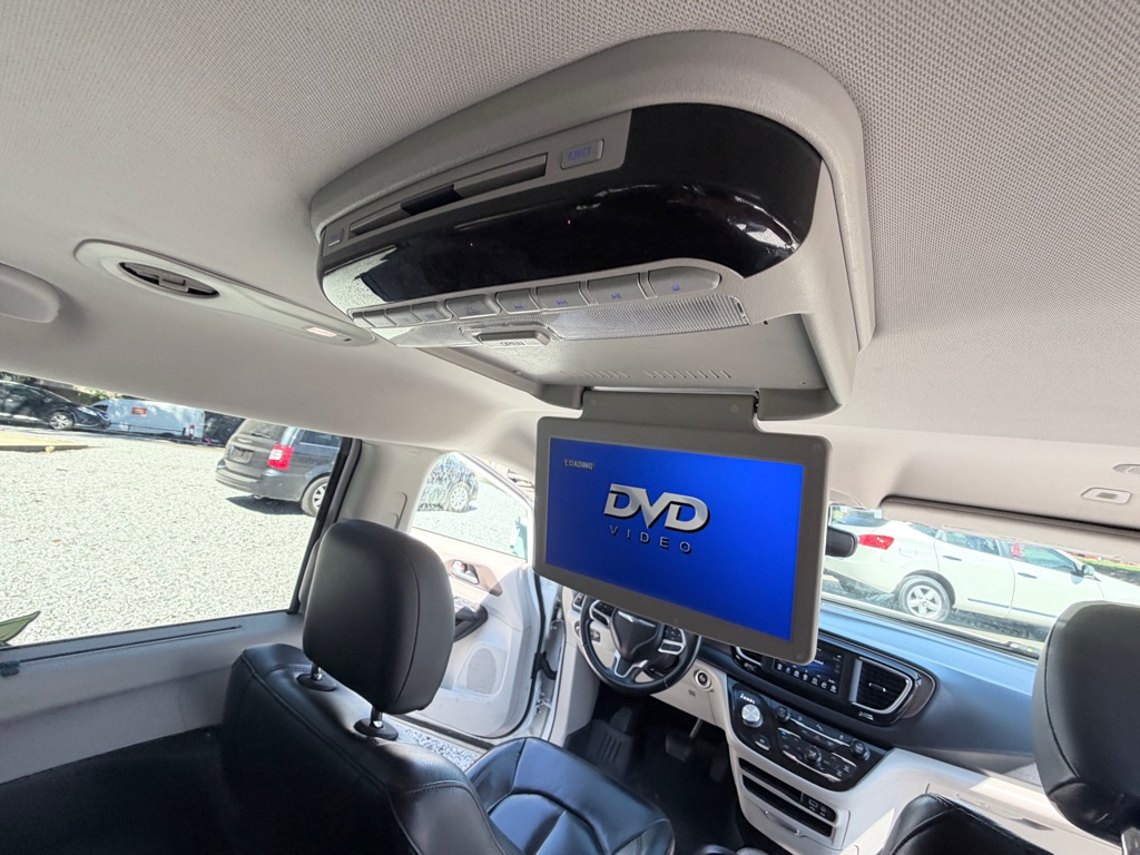 Photo 21 of this CHRYSLER PACIFICA