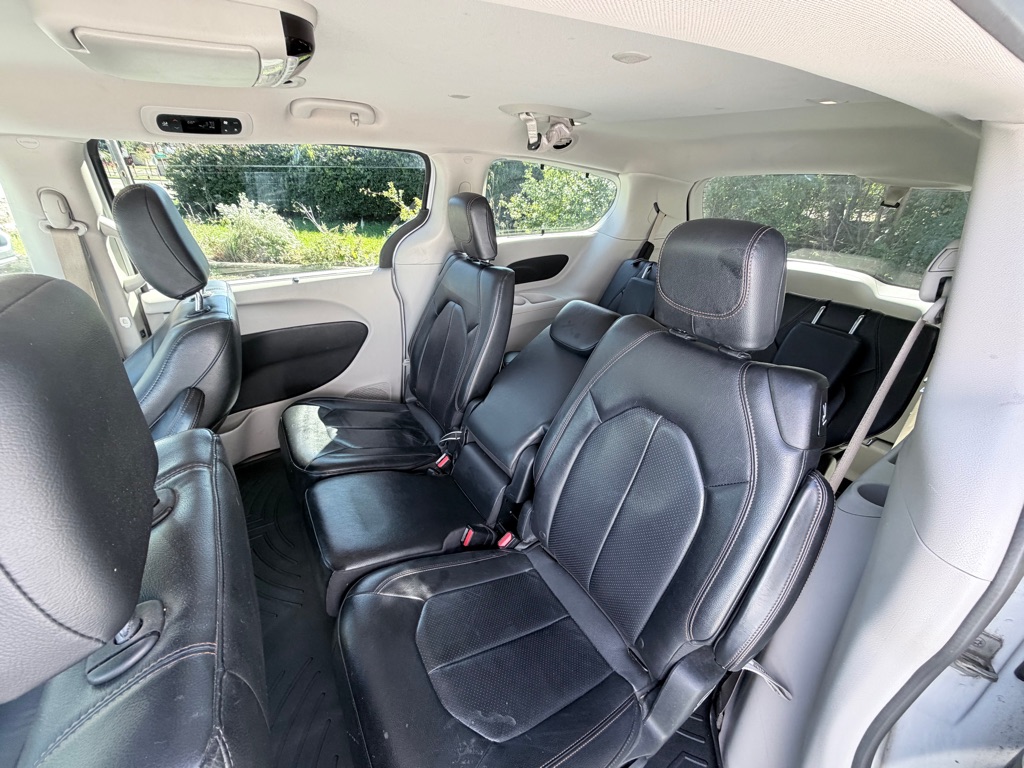 Photo 15 of this CHRYSLER PACIFICA