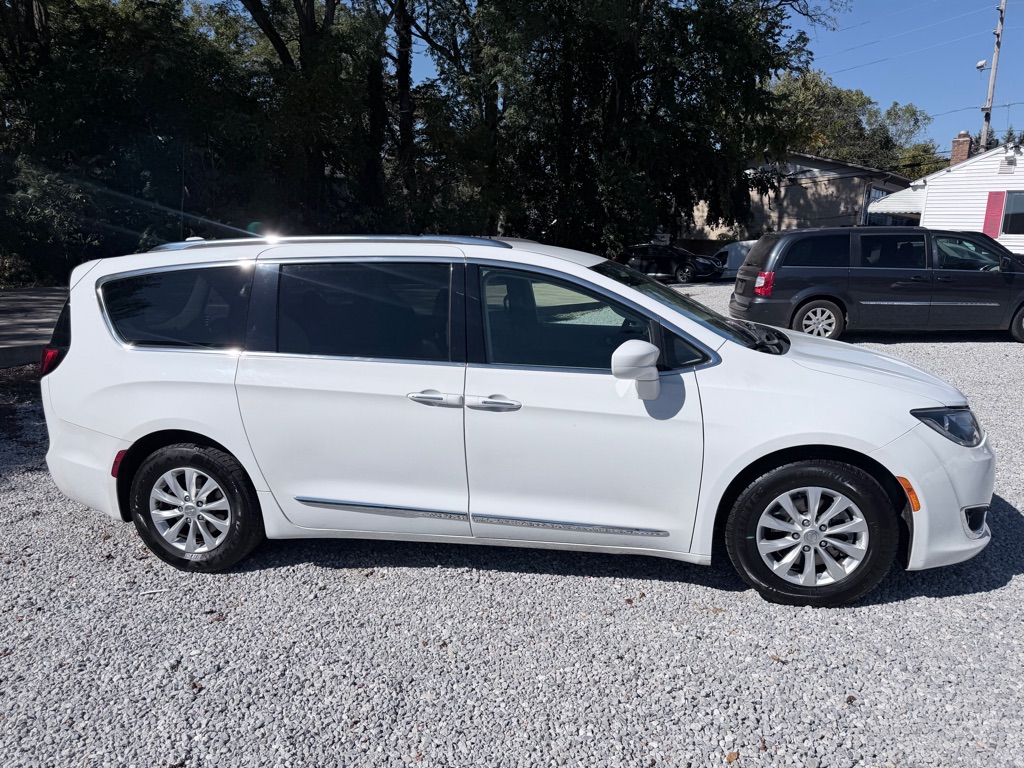 Photo 4 of this CHRYSLER PACIFICA