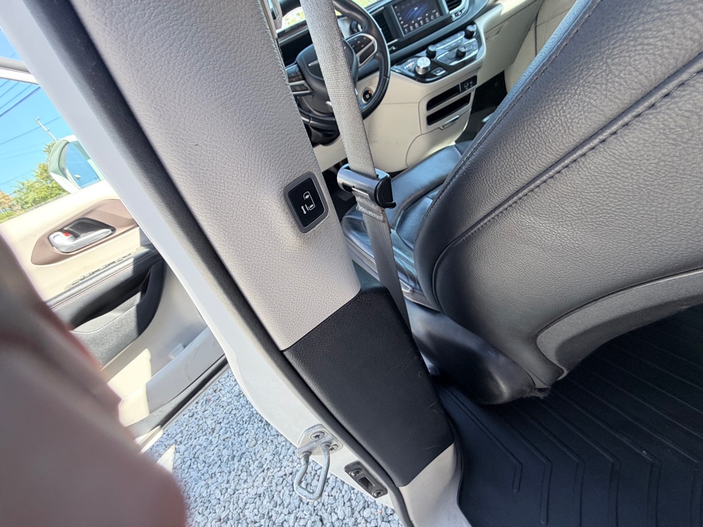 Photo 17 of this CHRYSLER PACIFICA