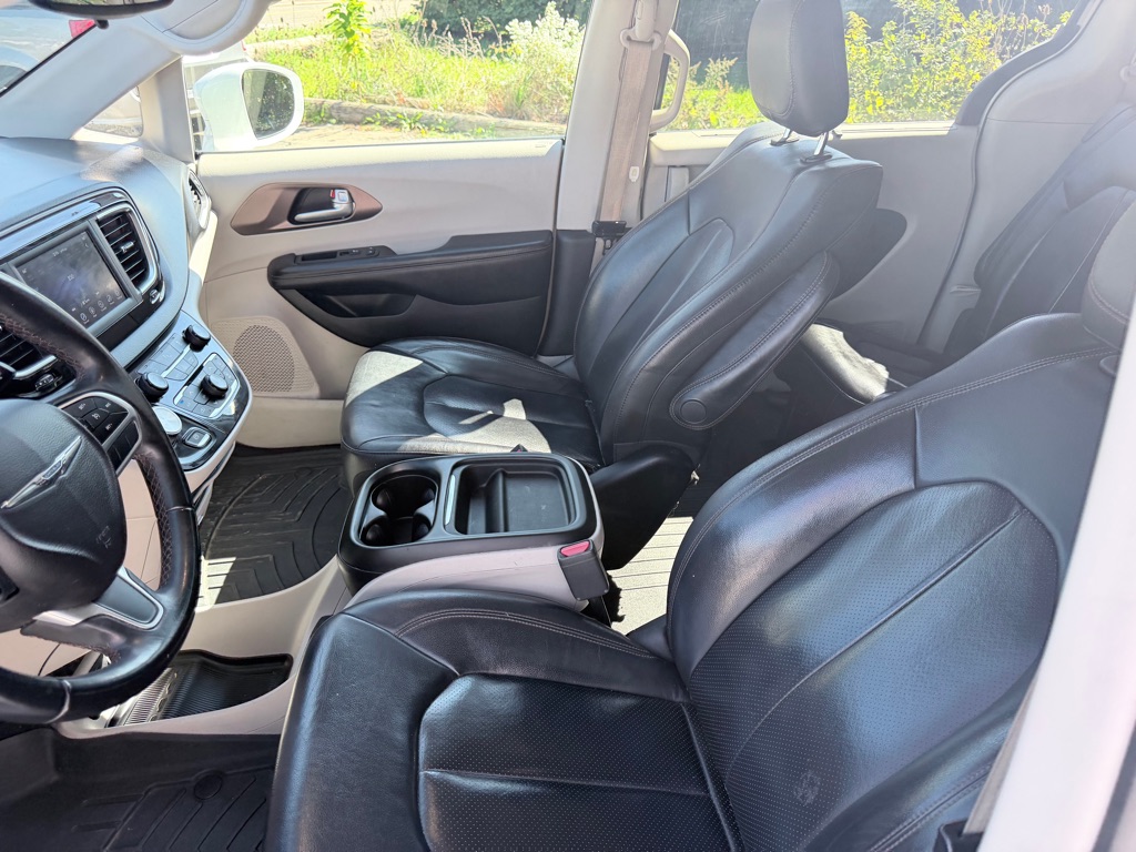 Photo 11 of this CHRYSLER PACIFICA