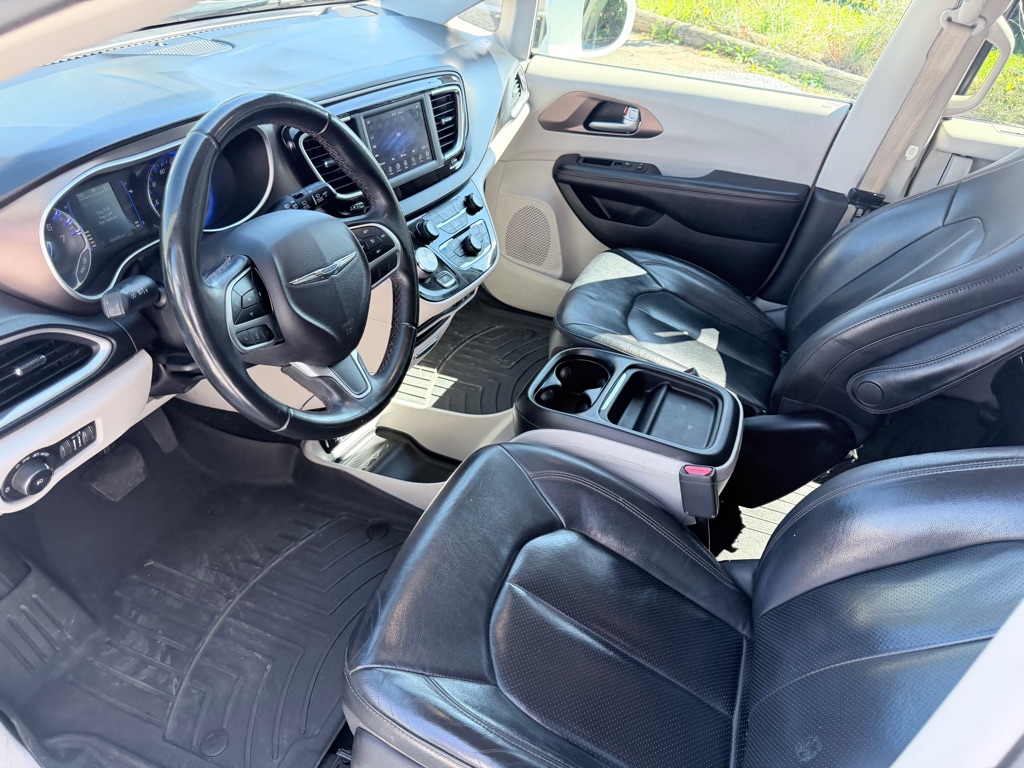 Photo 10 of this CHRYSLER PACIFICA