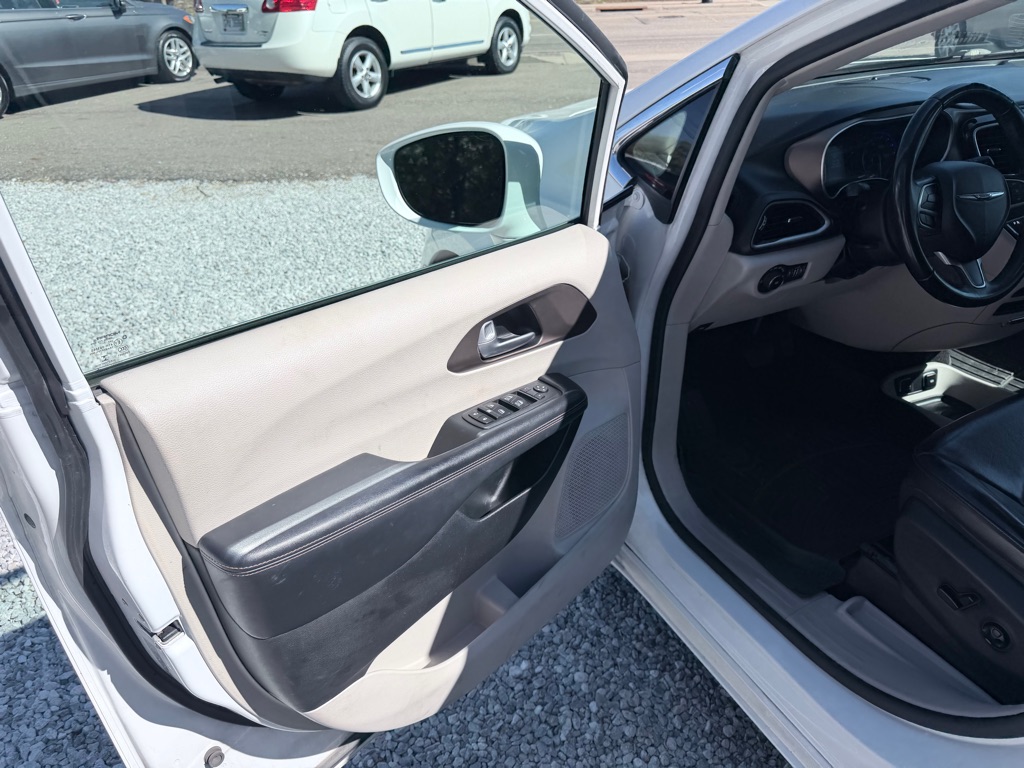 Photo 9 of this CHRYSLER PACIFICA