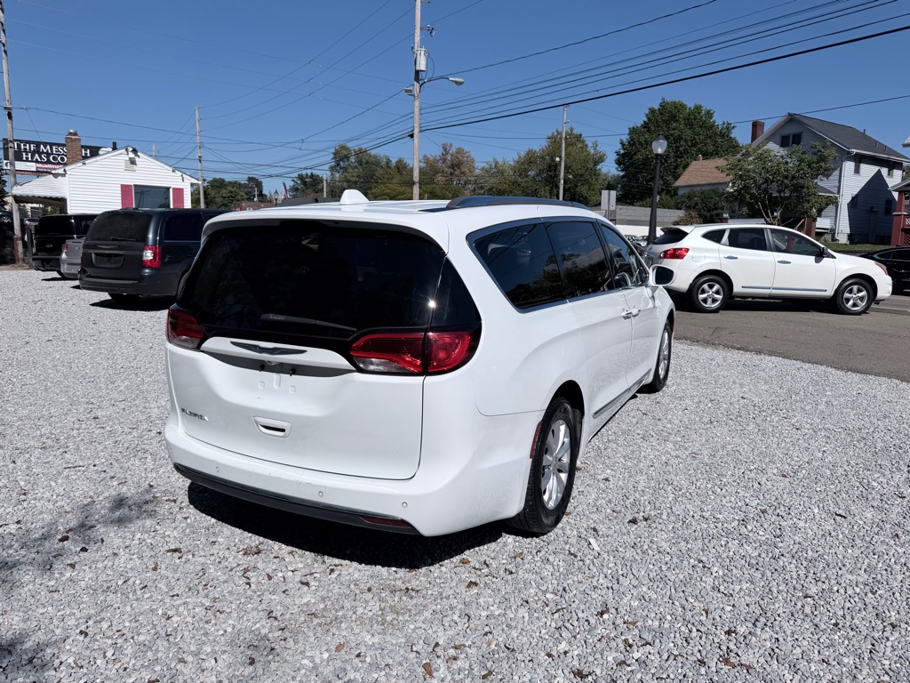 Photo 5 of this CHRYSLER PACIFICA