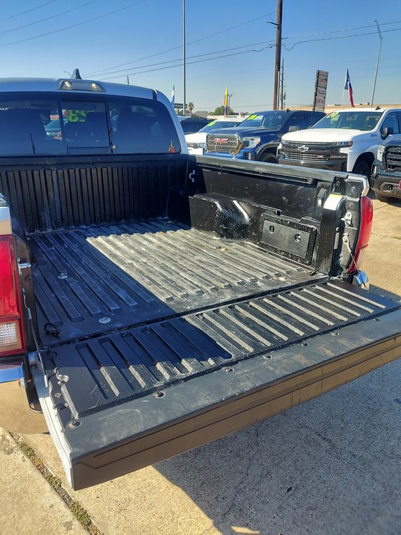 Photo 18 of this TOYOTA TACOMA