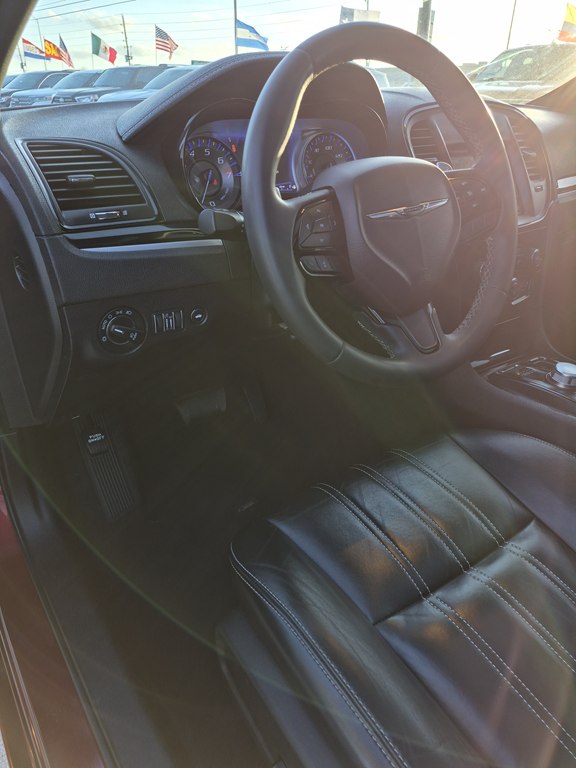 Photo 18 of this CHRYSLER 300