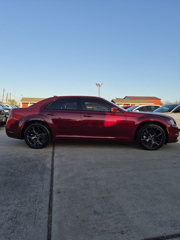 Photo 4 of this CHRYSLER 300