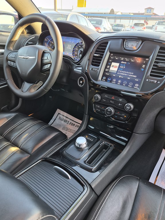 Photo 14 of this CHRYSLER 300