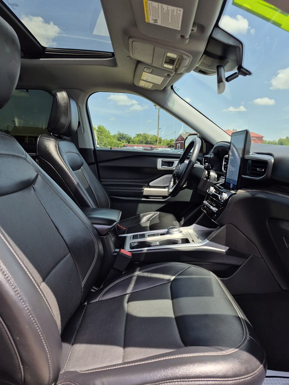 Photo 12 of this FORD EXPLORER