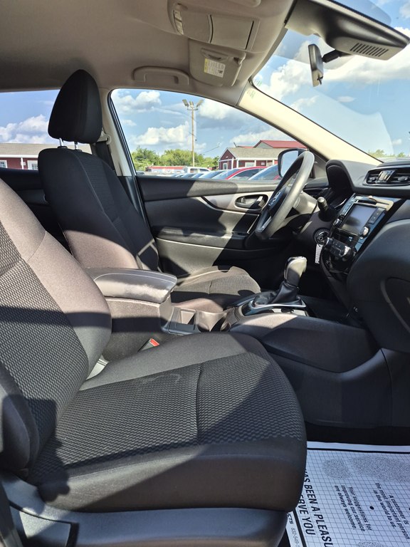 Photo 11 of this NISSAN ROGUE SPORT