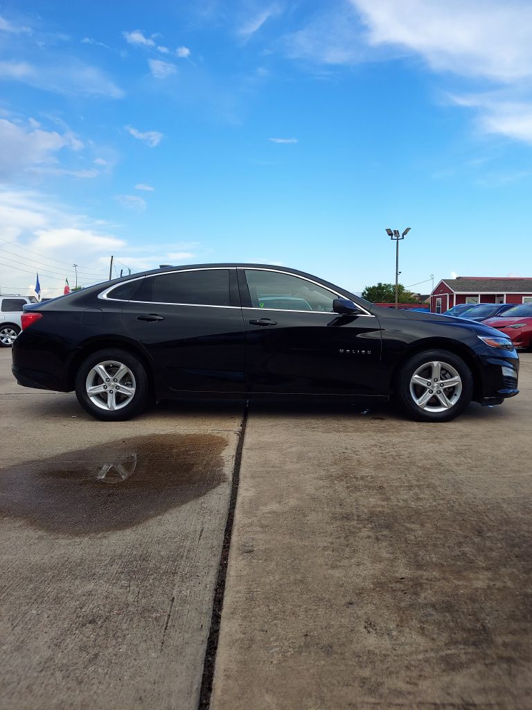 Photo 4 of this CHEVROLET MALIBU