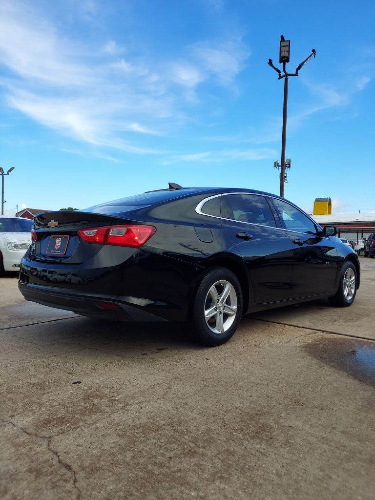 Photo 5 of this CHEVROLET MALIBU