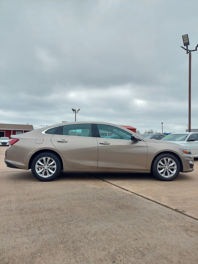 Photo 4 of this CHEVROLET MALIBU