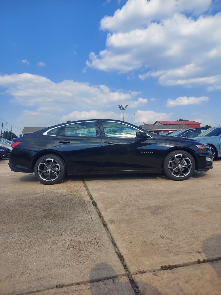 Photo 4 of this CHEVROLET MALIBU