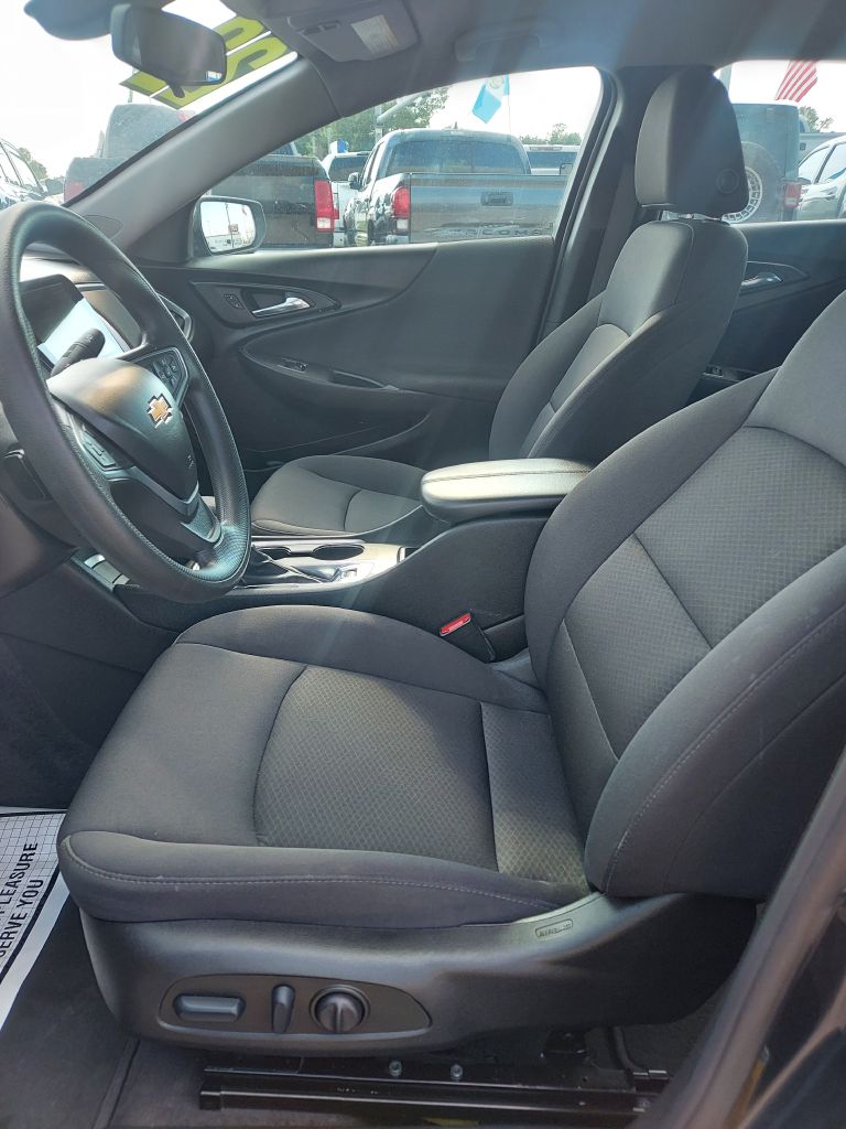 Photo 9 of this CHEVROLET MALIBU