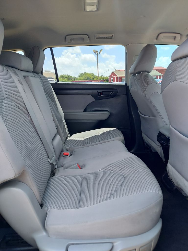Photo 13 of this TOYOTA HIGHLANDER