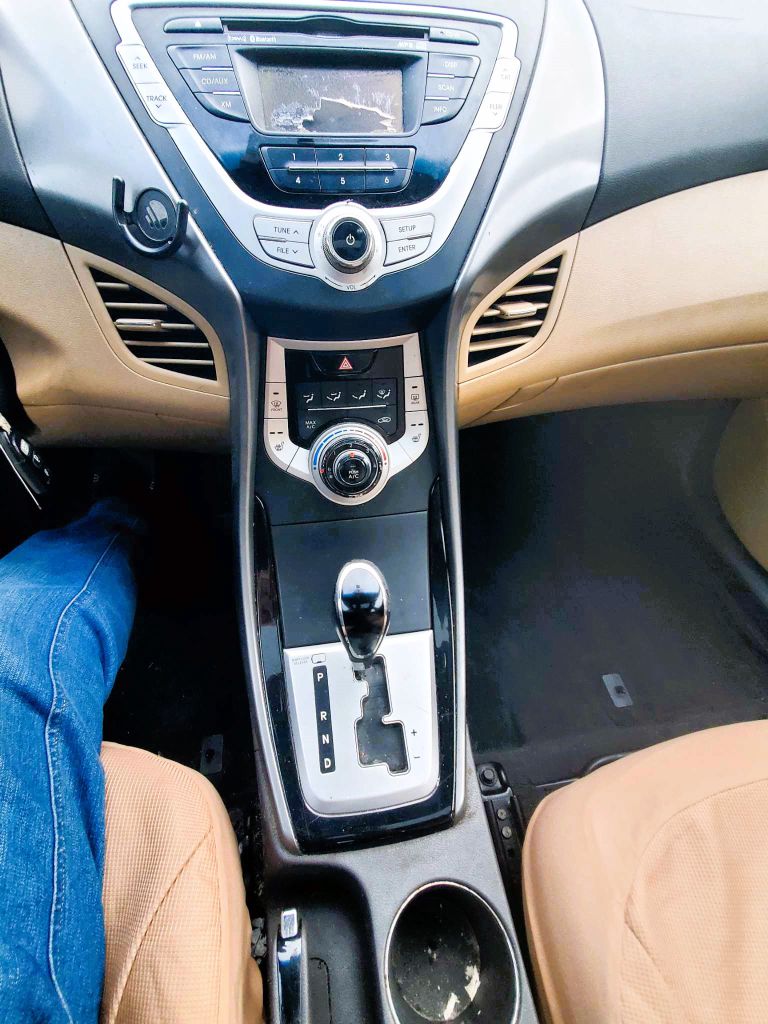 Photo 3 of this HYUNDAI ELANTRA