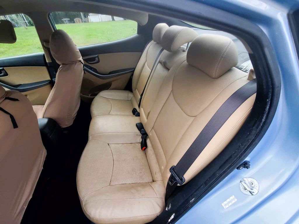 Photo 6 of this HYUNDAI ELANTRA
