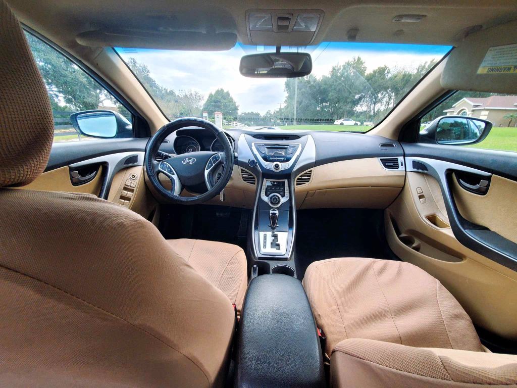 Photo 8 of this HYUNDAI ELANTRA