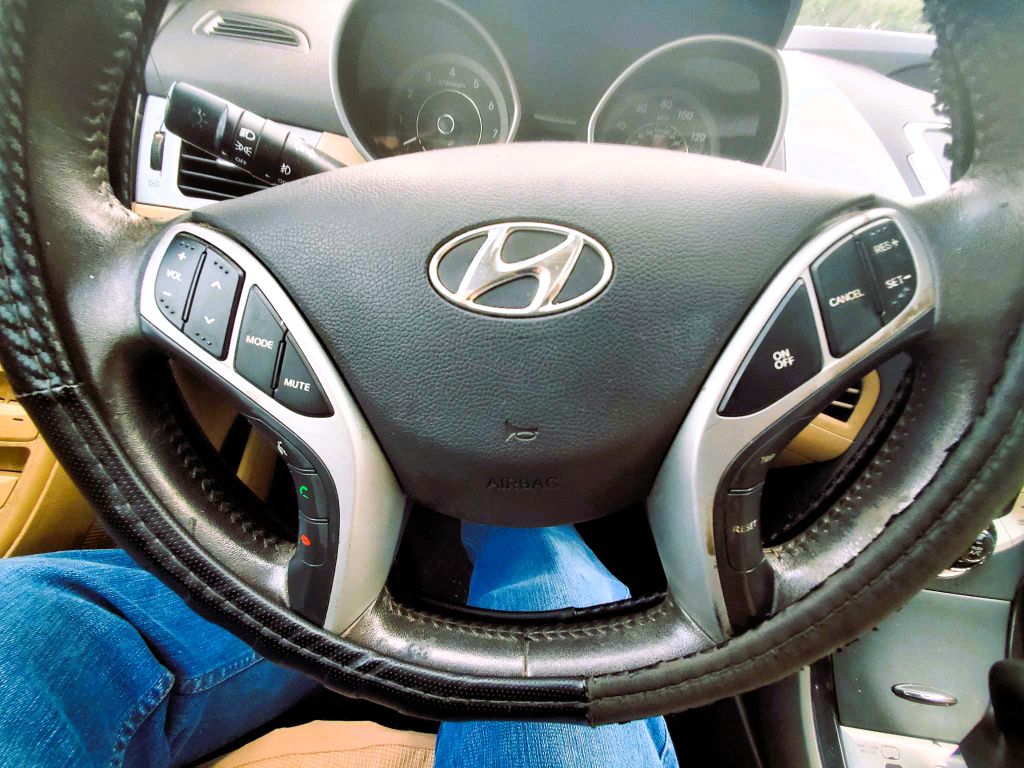 Photo 9 of this HYUNDAI ELANTRA