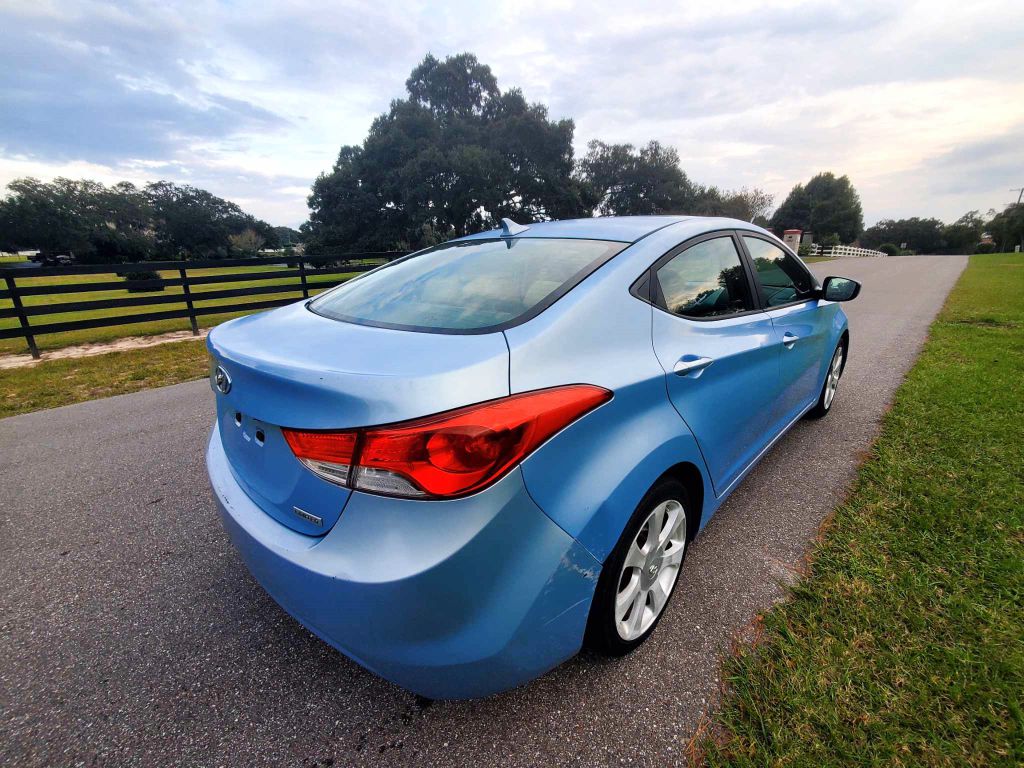 Photo 11 of this HYUNDAI ELANTRA