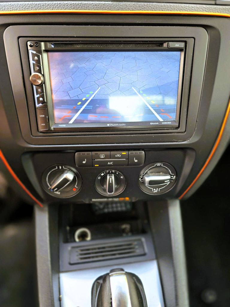 Photo 10 of this VOLKSWAGEN JETTA