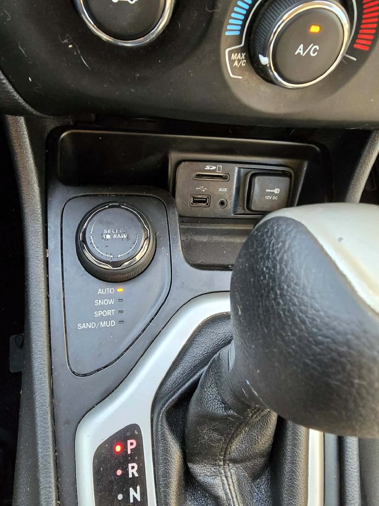 Photo 5 of this JEEP CHEROKEE