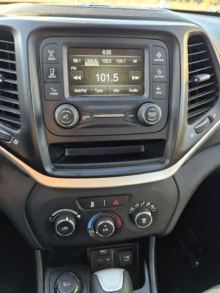 Photo 7 of this JEEP CHEROKEE