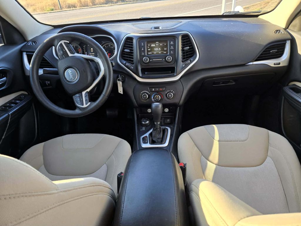 Photo 10 of this JEEP CHEROKEE