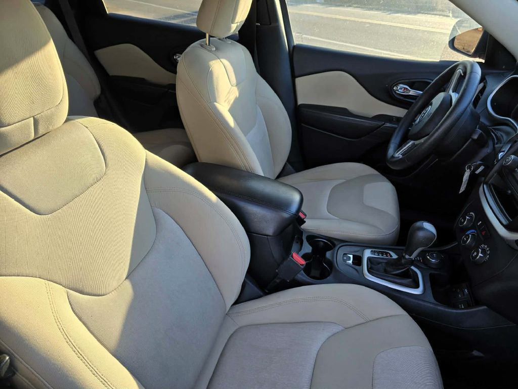 Photo 11 of this JEEP CHEROKEE