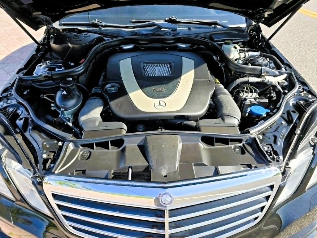 Photo 10 of this MERCEDES-BENZ E-CLASS