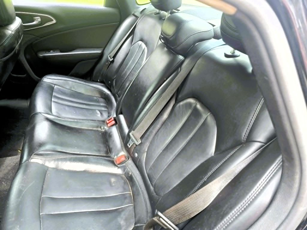Photo 3 of this CHRYSLER 200