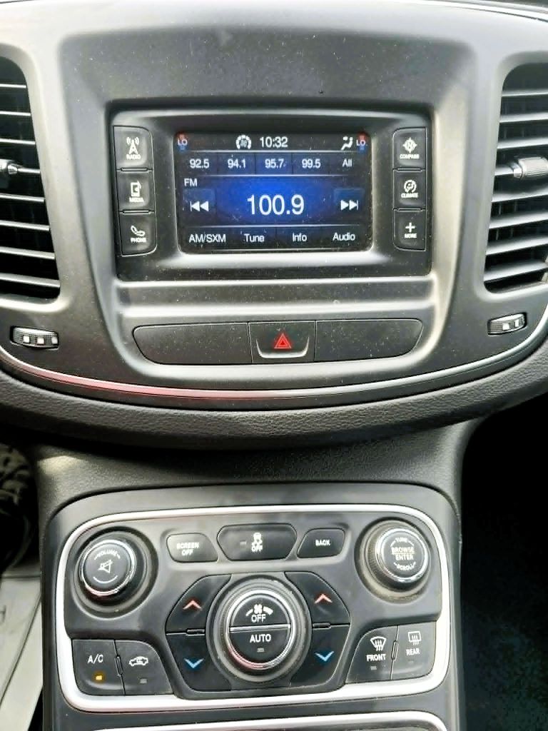 Photo 4 of this CHRYSLER 200