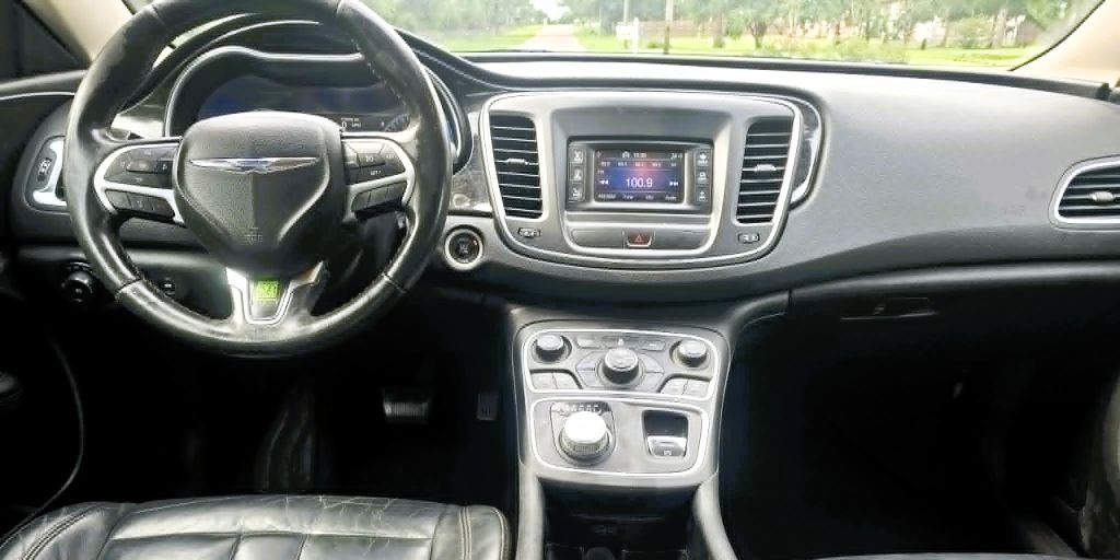 Photo 5 of this CHRYSLER 200