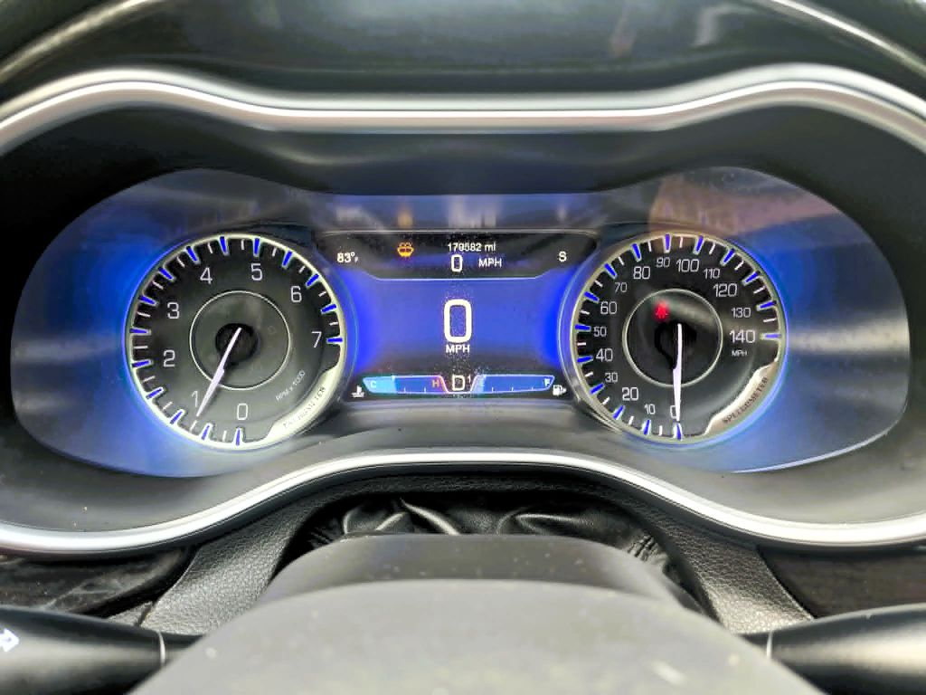 Photo 10 of this CHRYSLER 200