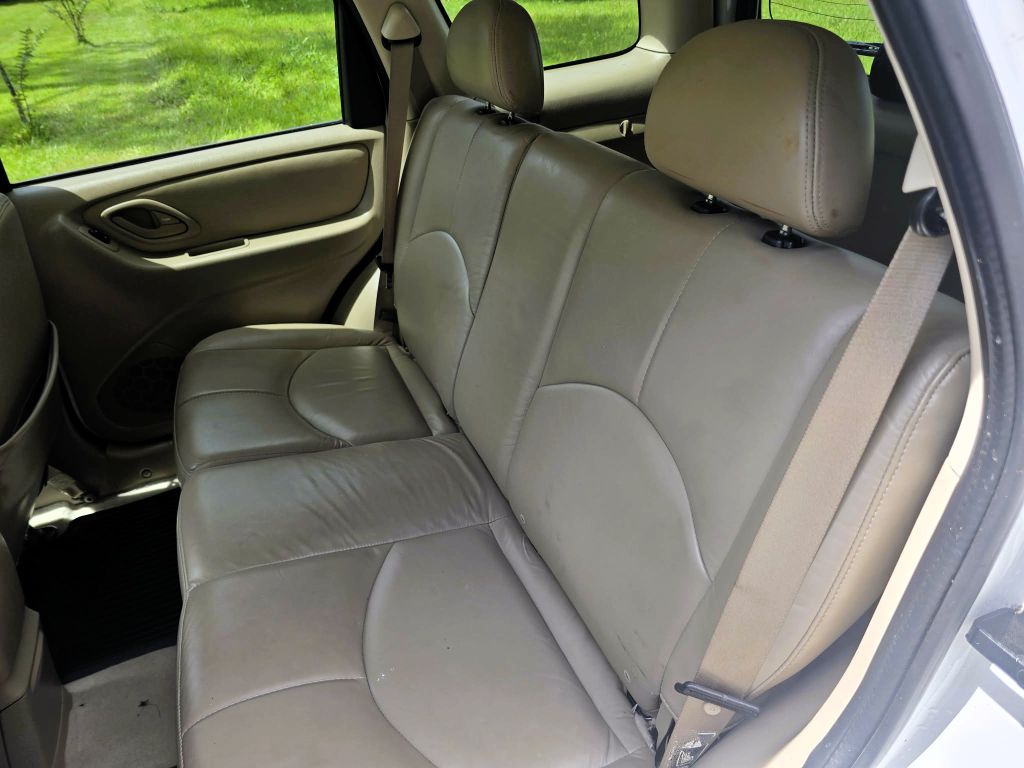 Photo 6 of this MAZDA TRIBUTE