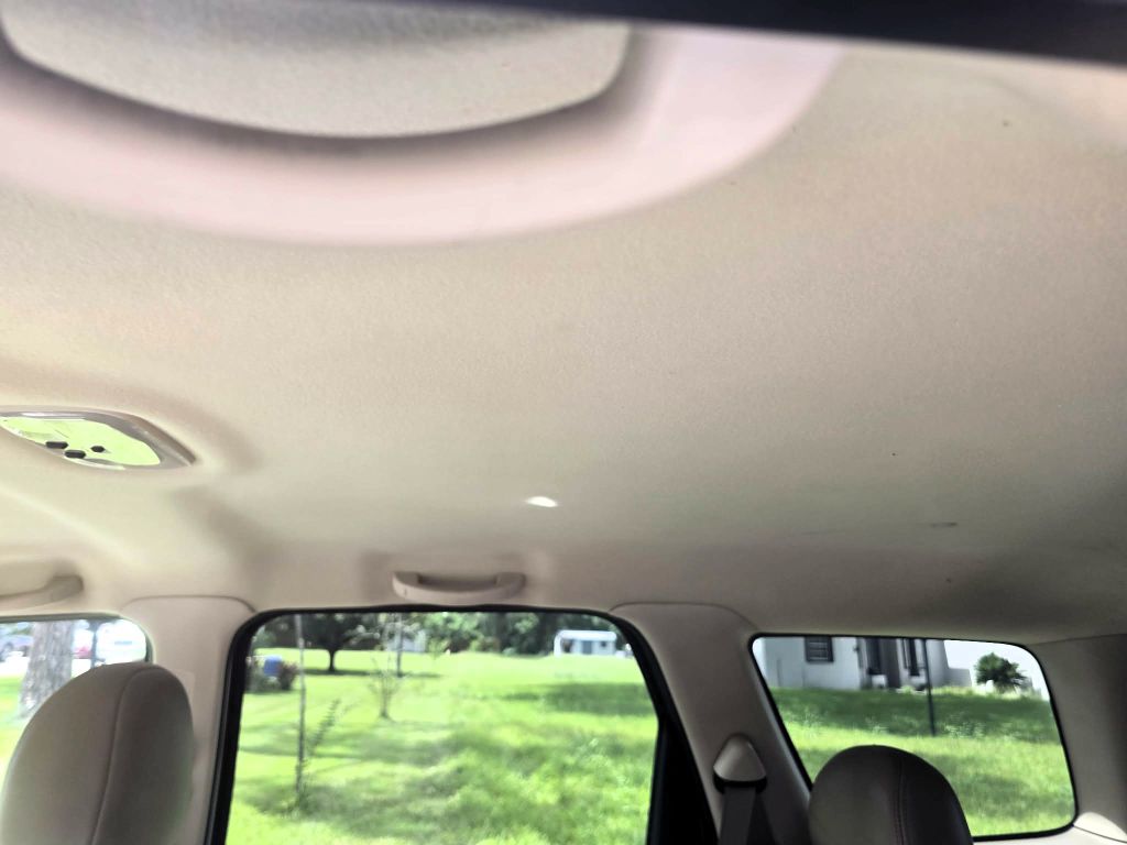 Photo 10 of this MAZDA TRIBUTE