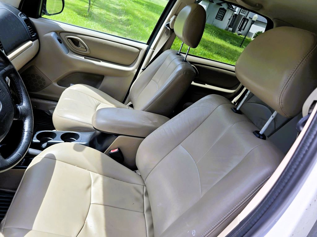 Photo 13 of this MAZDA TRIBUTE