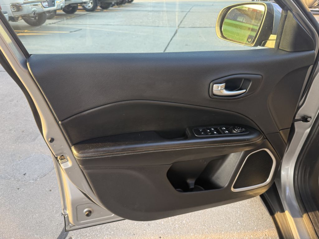 Photo 11 of this JEEP COMPASS