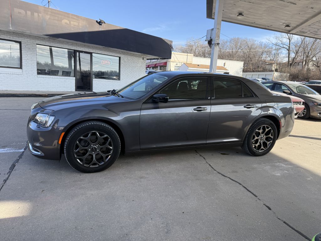 Photo 4 of this CHRYSLER 300