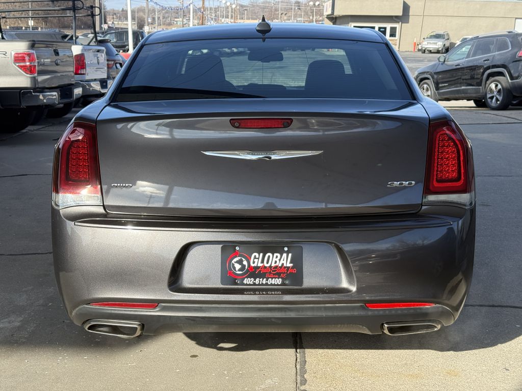 Photo 6 of this CHRYSLER 300